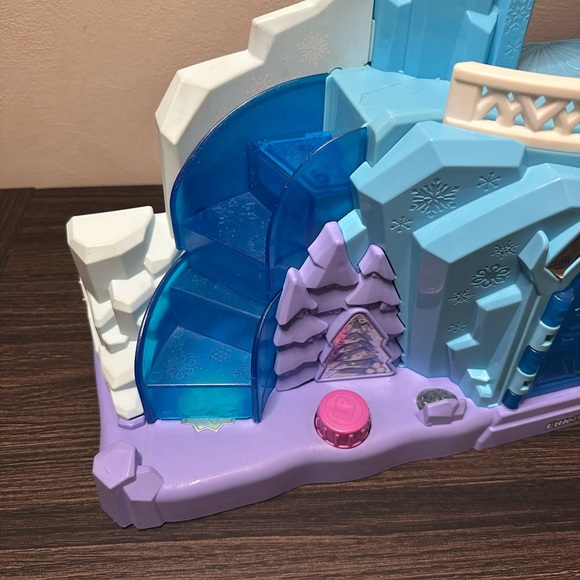 Fisher Price Little People Disney Frozen Elsa’s Ice Palace with Elsa figure ❄️ - Picture 2 of 15